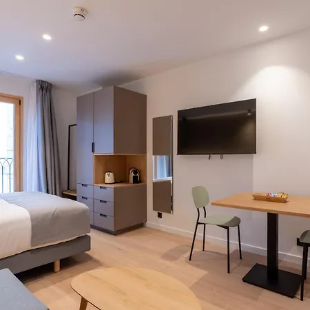 Be10 Suites, *